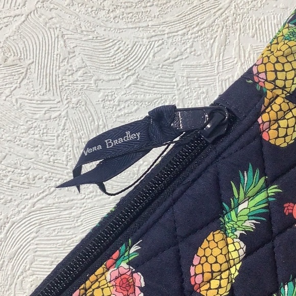 Vera Bradley NWOT- Pineapple Print Quilted Sling Bag - tropical backpack - vacay - Picture 2 of 7